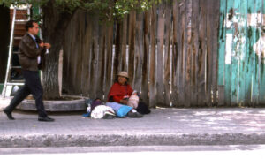 Rich local passes poor mother with children, Quito
